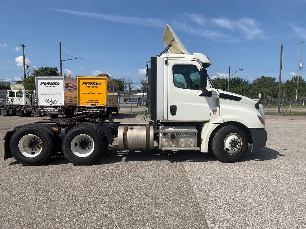 Day Cab Tractor-Heavy Duty Tractors-Freightliner-2018-T12664ST-Flint-MI-382,788\n\t\tmiles-$ 46,500 - Image 8