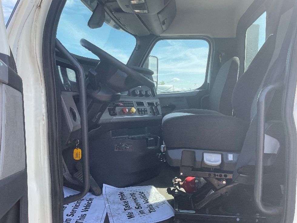 Day Cab Tractor-Heavy Duty Tractors-Freightliner-2018-T12664ST-Flint-MI-382,788\n\t\tmiles-$ 46,500 - Image 9