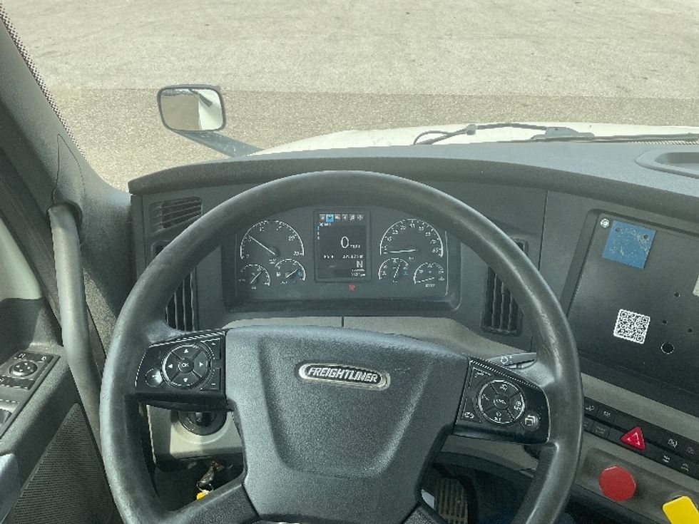 Day Cab Tractor-Heavy Duty Tractors-Freightliner-2018-T12664ST-Flint-MI-399,020\n\t\tmiles-$ 45,750 - Image 11