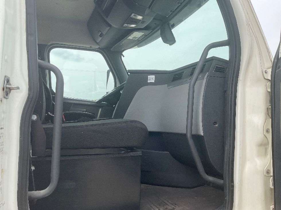 Day Cab Tractor-Heavy Duty Tractors-Freightliner-2018-T12664ST-Flint-MI-399,020\n\t\tmiles-$ 45,750 - Image 12