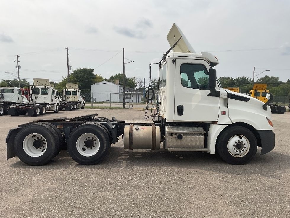 Day Cab Tractor-Heavy Duty Tractors-Freightliner-2018-T12664ST-Flint-MI-399,020\n\t\tmiles-$ 45,750 - Image 8