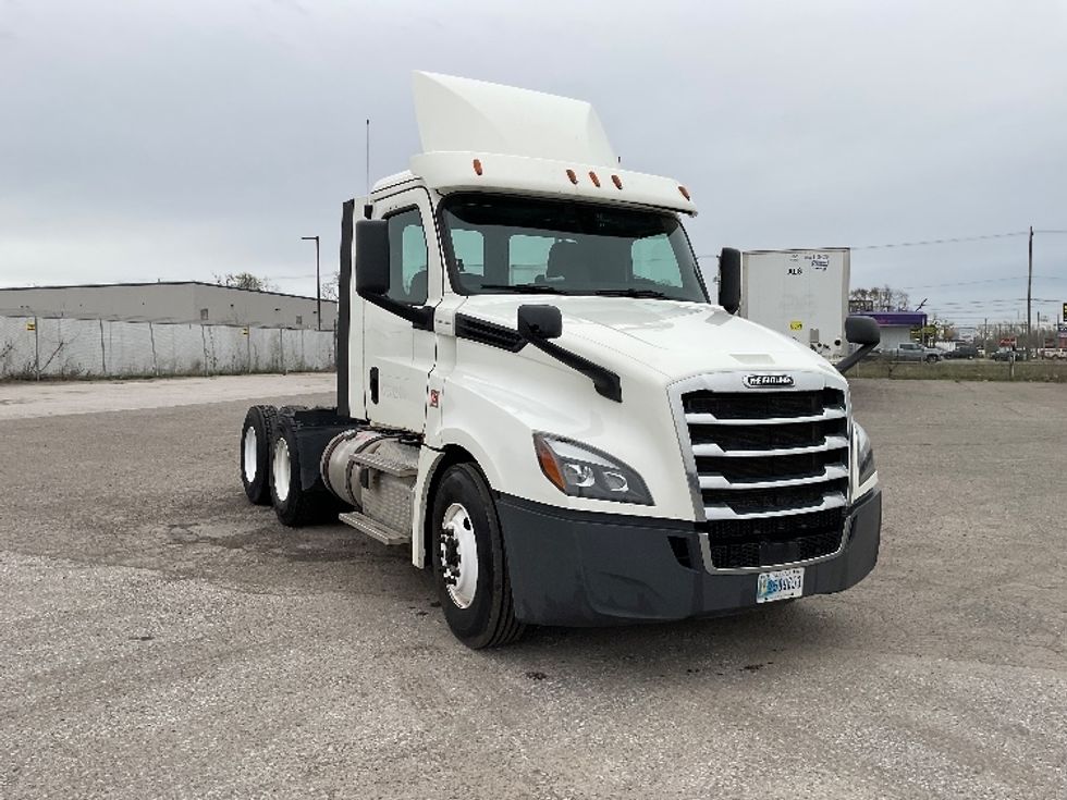 Day Cab Tractor-Heavy Duty Tractors-Freightliner-2018-T12664ST-Flint-MI-464,472\n\t\tmiles-$ 39,750 - Image 1