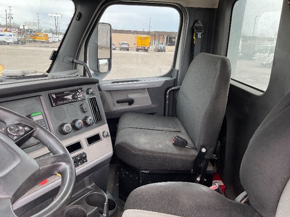 Day Cab Tractor-Heavy Duty Tractors-Freightliner-2018-T12664ST-Flint-MI-464,472\n\t\tmiles-$ 39,750 - Image 10
