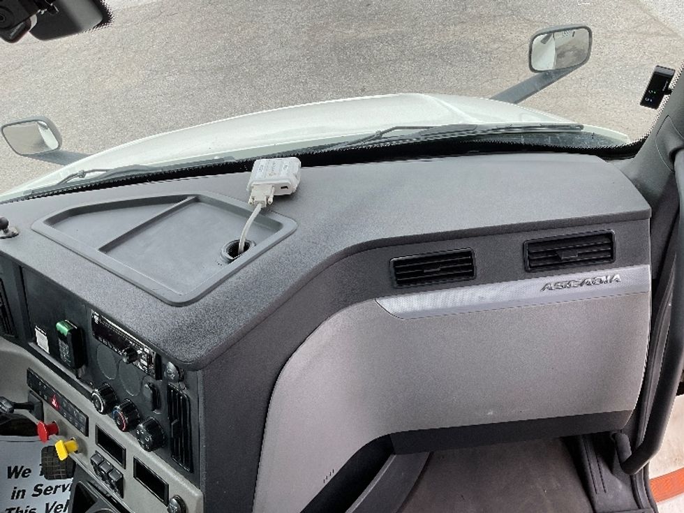 Day Cab Tractor-Heavy Duty Tractors-Freightliner-2018-T12664ST-Flint-MI-464,472\n\t\tmiles-$ 39,750 - Image 13