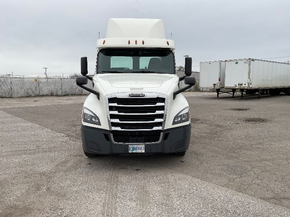 Day Cab Tractor-Heavy Duty Tractors-Freightliner-2018-T12664ST-Flint-MI-464,472\n\t\tmiles-$ 39,750 - Image 2