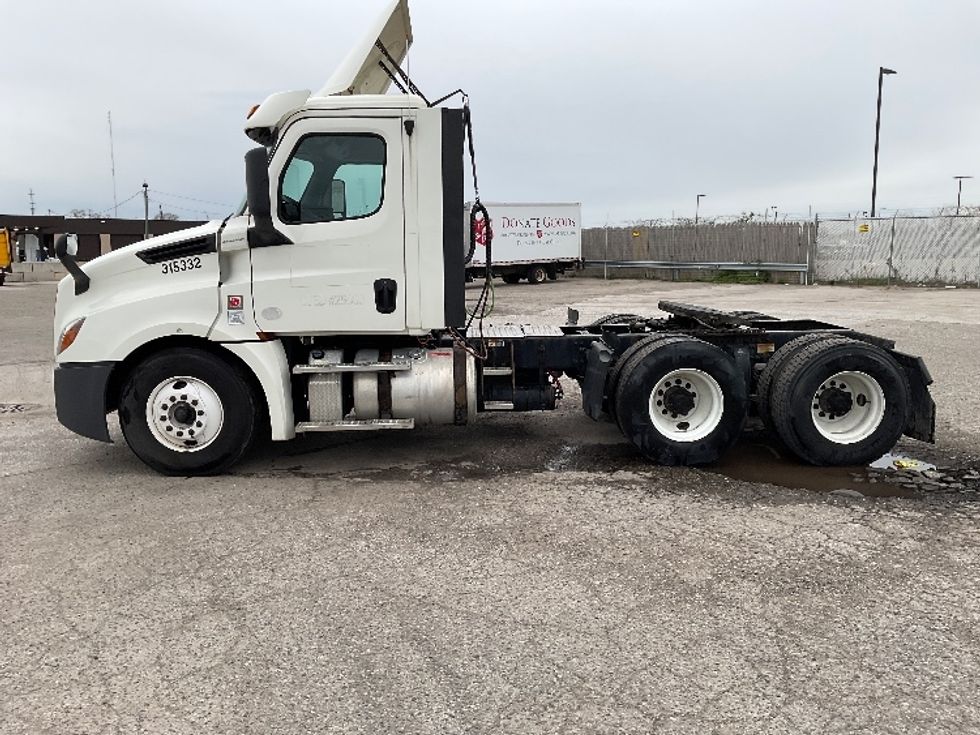 Day Cab Tractor-Heavy Duty Tractors-Freightliner-2018-T12664ST-Flint-MI-464,472\n\t\tmiles-$ 39,750 - Image 4