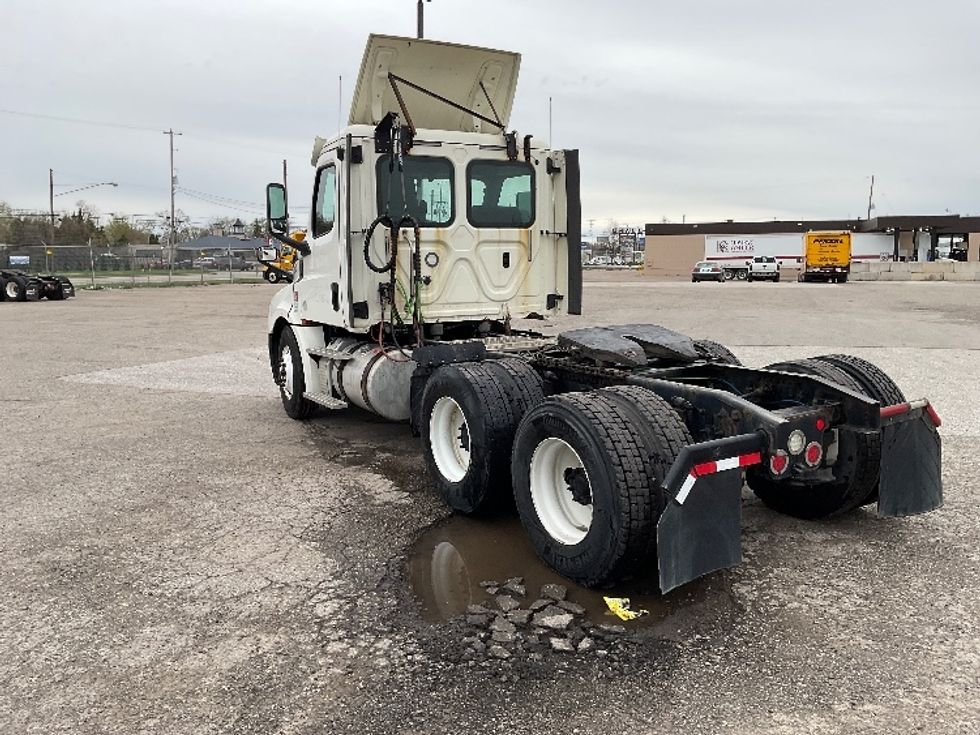 Day Cab Tractor-Heavy Duty Tractors-Freightliner-2018-T12664ST-Flint-MI-464,472\n\t\tmiles-$ 39,750 - Image 6