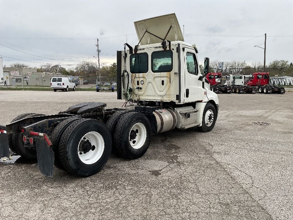 Day Cab Tractor-Heavy Duty Tractors-Freightliner-2018-T12664ST-Flint-MI-464,472\n\t\tmiles-$ 39,750 - Image 7