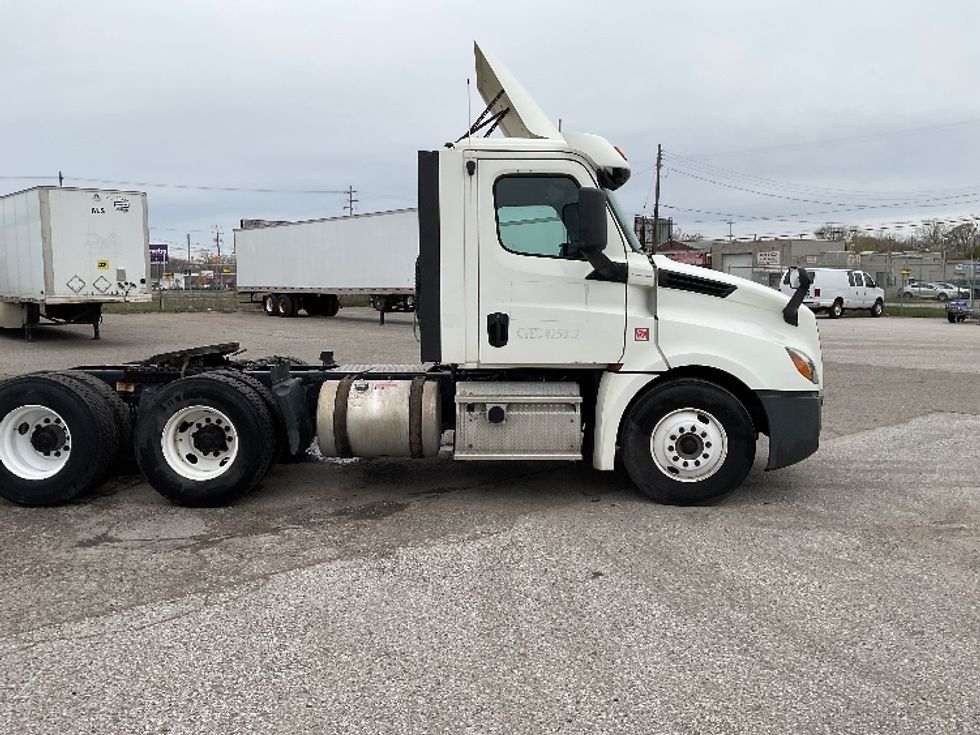 Day Cab Tractor-Heavy Duty Tractors-Freightliner-2018-T12664ST-Flint-MI-464,472\n\t\tmiles-$ 39,750 - Image 8