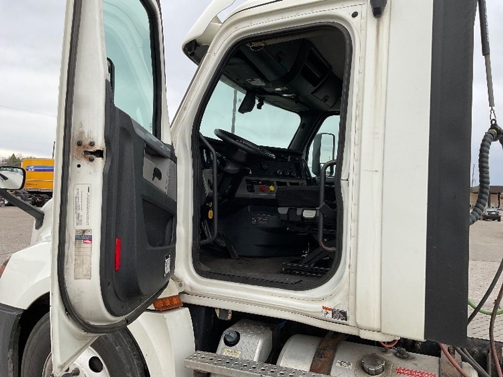 Day Cab Tractor-Heavy Duty Tractors-Freightliner-2018-T12664ST-Flint-MI-464,472\n\t\tmiles-$ 39,750 - Image 9