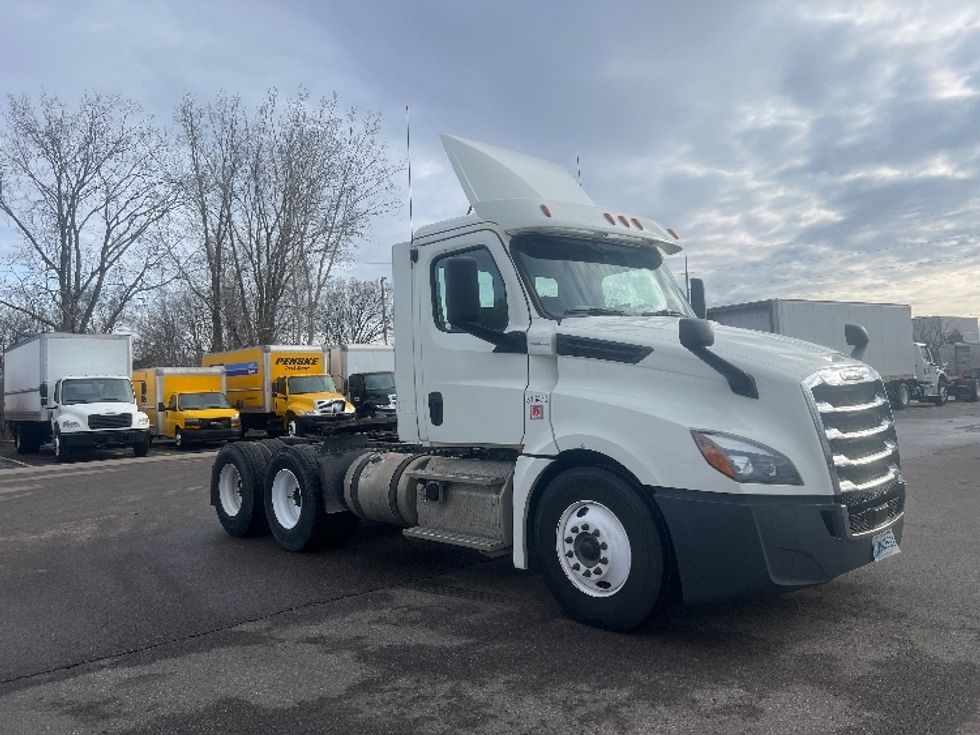 Day Cab Tractor-Heavy Duty Tractors-Freightliner-2018-T12664ST-Flint-MI-551,089\n\t\tmiles-$ 33,500 - Image 1