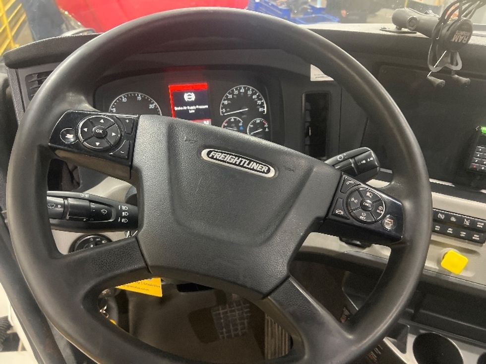 Day Cab Tractor-Heavy Duty Tractors-Freightliner-2018-T12664ST-Flint-MI-551,089\n\t\tmiles-$ 33,500 - Image 11