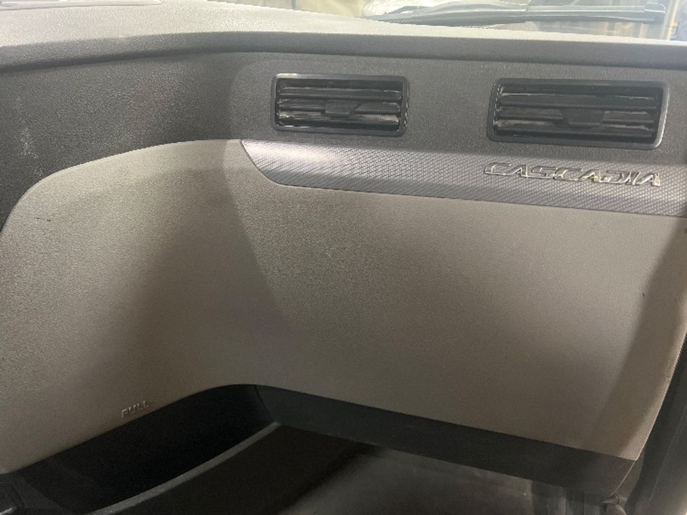 Day Cab Tractor-Heavy Duty Tractors-Freightliner-2018-T12664ST-Flint-MI-551,089\n\t\tmiles-$ 33,500 - Image 12