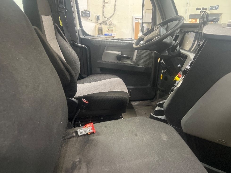 Day Cab Tractor-Heavy Duty Tractors-Freightliner-2018-T12664ST-Flint-MI-551,089\n\t\tmiles-$ 33,500 - Image 13