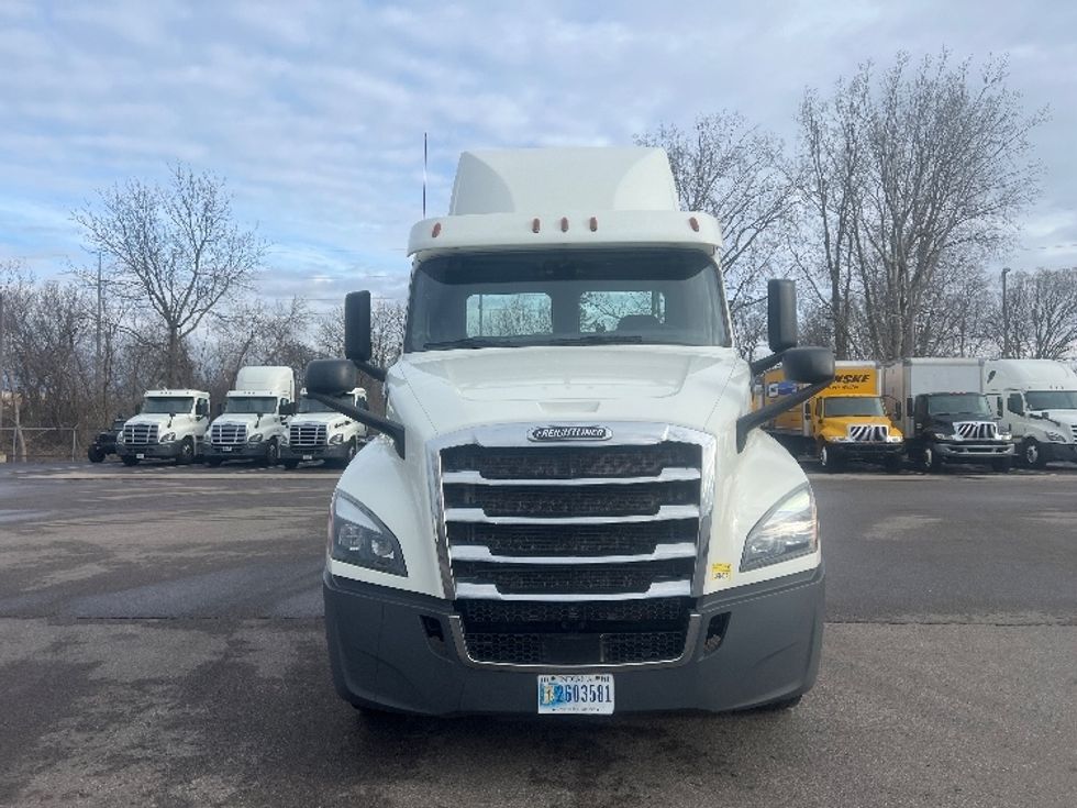 Day Cab Tractor-Heavy Duty Tractors-Freightliner-2018-T12664ST-Flint-MI-551,089\n\t\tmiles-$ 33,500 - Image 2