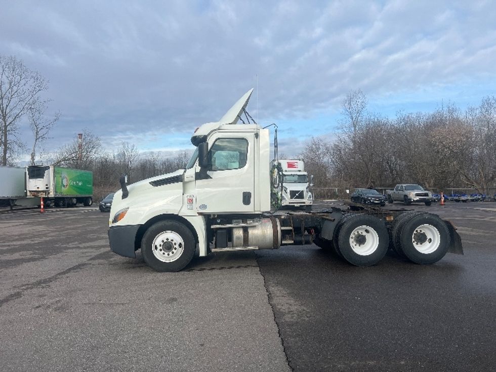 Day Cab Tractor-Heavy Duty Tractors-Freightliner-2018-T12664ST-Flint-MI-551,089\n\t\tmiles-$ 33,500 - Image 4