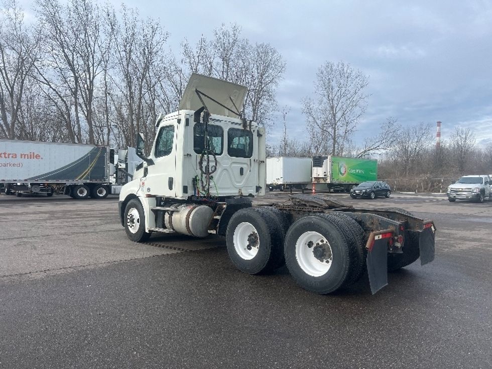 Day Cab Tractor-Heavy Duty Tractors-Freightliner-2018-T12664ST-Flint-MI-551,089\n\t\tmiles-$ 33,500 - Image 5