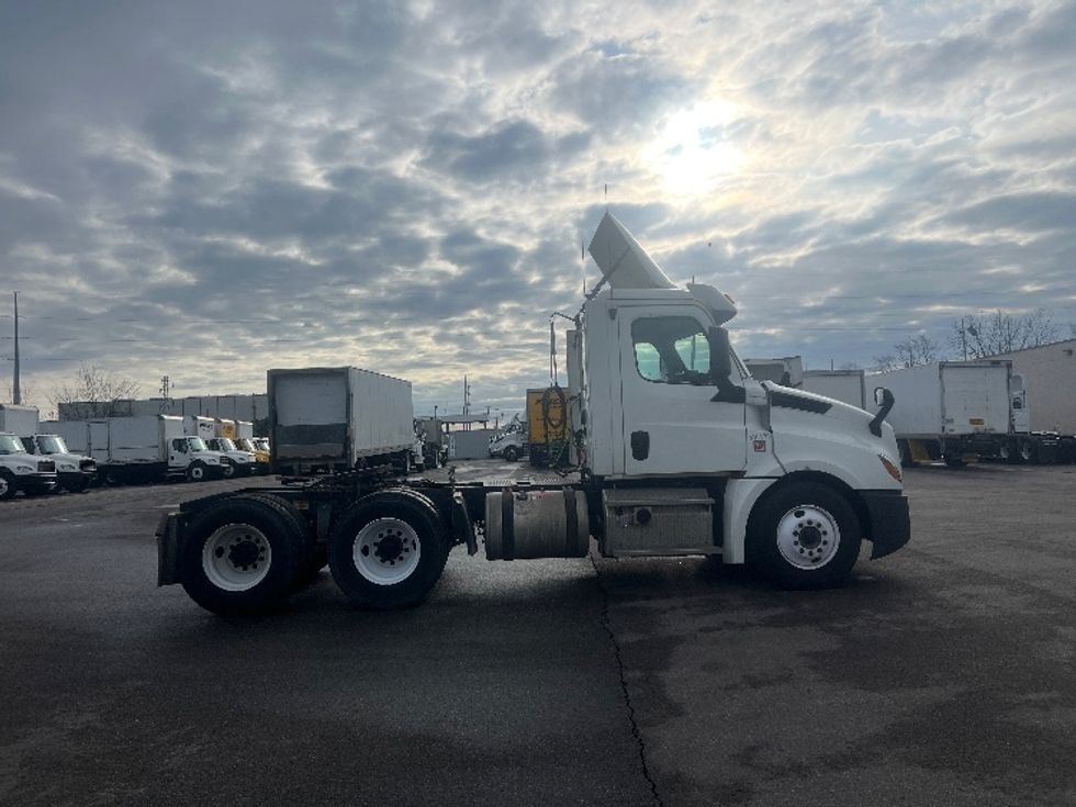 Day Cab Tractor-Heavy Duty Tractors-Freightliner-2018-T12664ST-Flint-MI-551,089\n\t\tmiles-$ 33,500 - Image 8