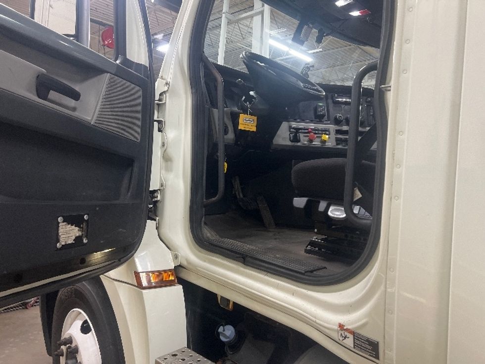 Day Cab Tractor-Heavy Duty Tractors-Freightliner-2018-T12664ST-Flint-MI-551,089\n\t\tmiles-$ 33,500 - Image 9