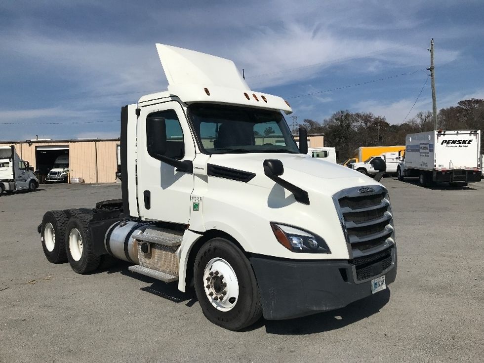 Day Cab Tractor-Heavy Duty Tractors-Freightliner-2018-T12664ST-Florence-SC-445,950\n\t\tmiles-$ 43,000 - Image 1
