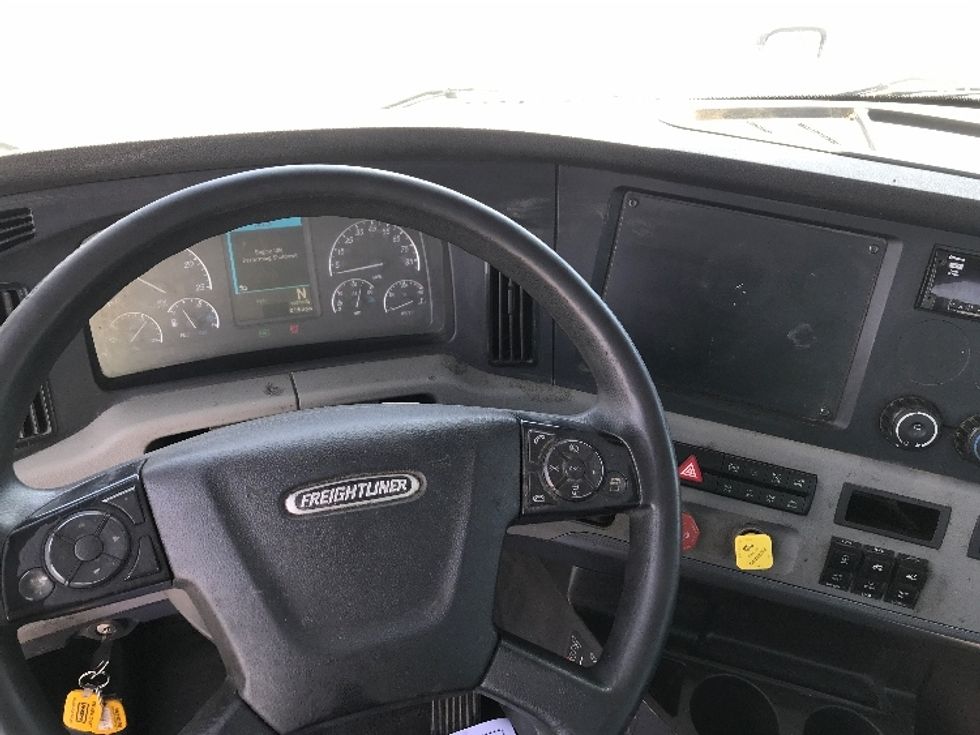 2018 Freightliner Cascadia 126" Day cab photo 11