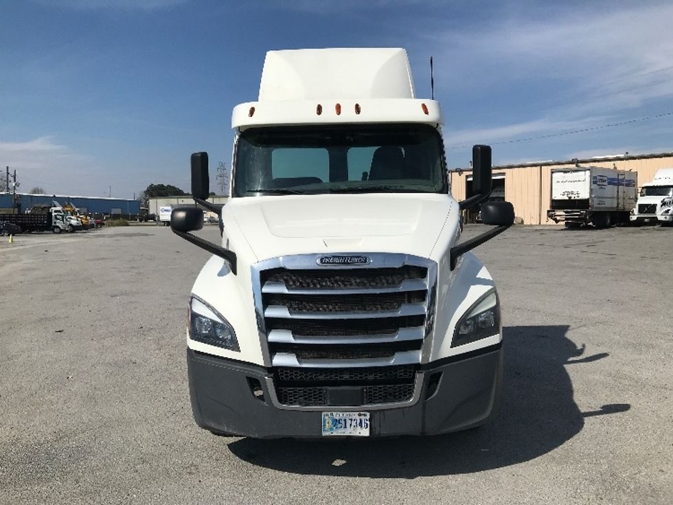 2018 Freightliner Cascadia 126" Day cab photo 2