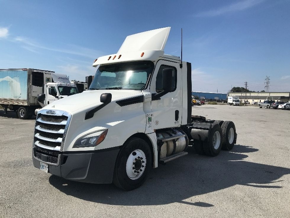 2018 Freightliner Cascadia 126" Day cab photo 3