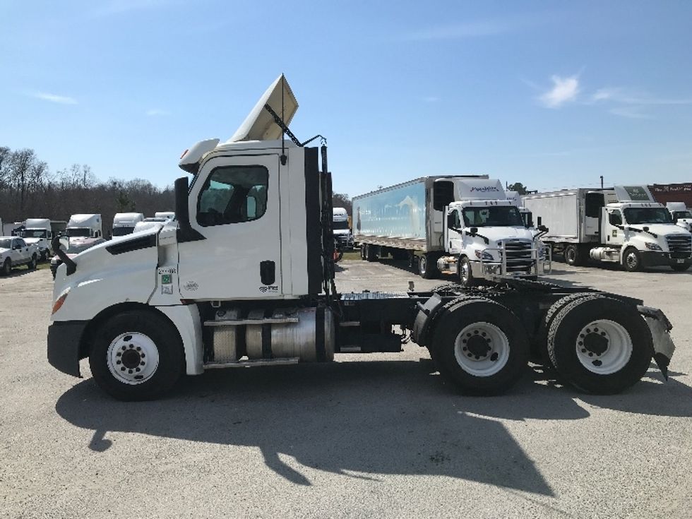 2018 Freightliner Cascadia 126" Day cab photo 4