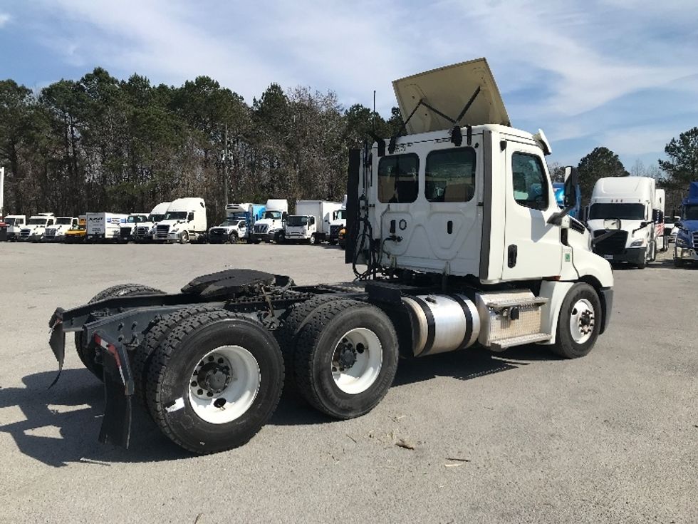 2018 Freightliner Cascadia 126" Day cab photo 7