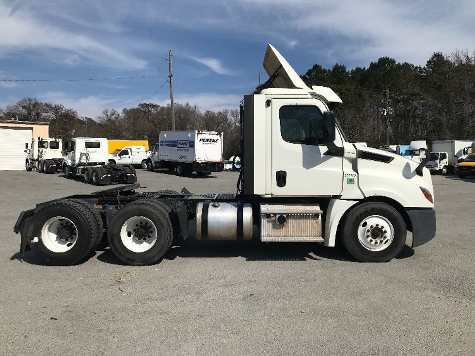 2018 Freightliner Cascadia 126" Day cab photo 8