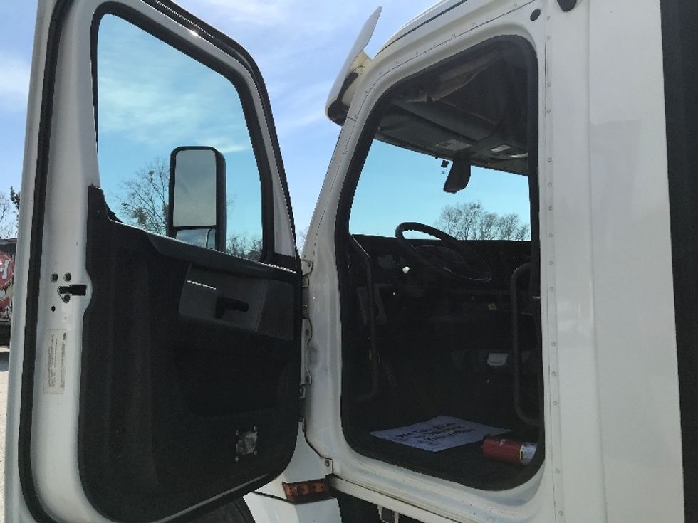 2018 Freightliner Cascadia 126" Day cab photo 9