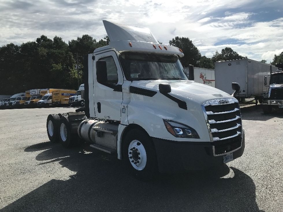 Day Cab Tractor-Heavy Duty Tractors-Freightliner-2018-T12664ST-Florence-SC-448,075\n\t\tmiles-$ 45,000 - Image 1