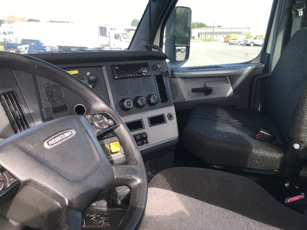 Day Cab Tractor-Heavy Duty Tractors-Freightliner-2018-T12664ST-Florence-SC-448,075\n\t\tmiles-$ 45,000 - Image 10