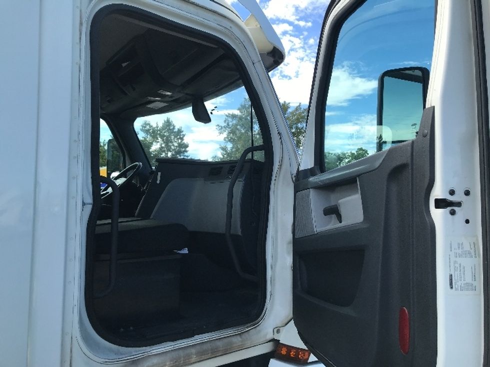 Day Cab Tractor-Heavy Duty Tractors-Freightliner-2018-T12664ST-Florence-SC-448,075\n\t\tmiles-$ 45,000 - Image 12