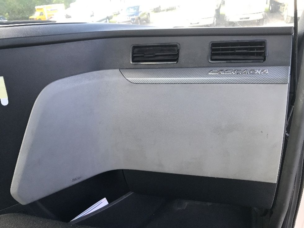 Day Cab Tractor-Heavy Duty Tractors-Freightliner-2018-T12664ST-Florence-SC-448,075\n\t\tmiles-$ 45,000 - Image 13