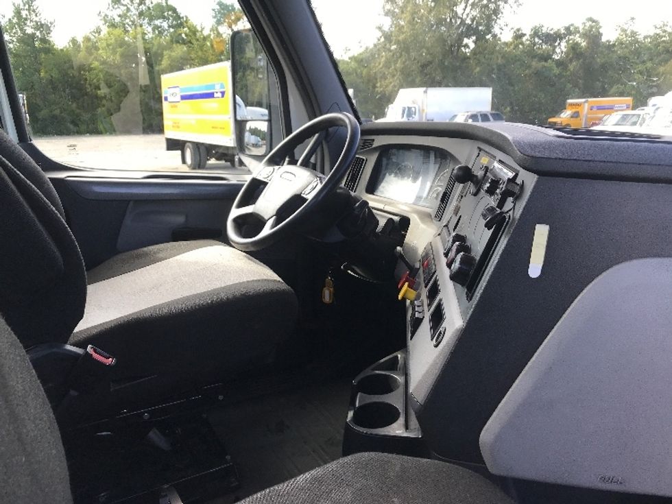 Day Cab Tractor-Heavy Duty Tractors-Freightliner-2018-T12664ST-Florence-SC-448,075\n\t\tmiles-$ 45,000 - Image 14