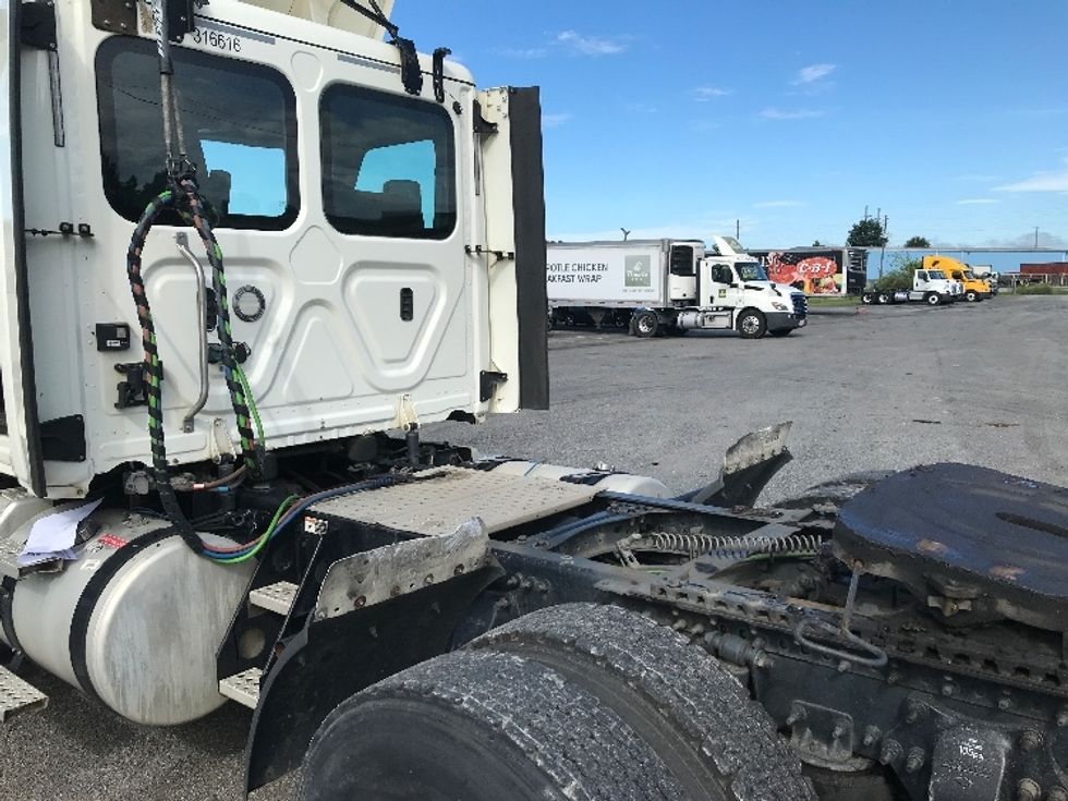 Day Cab Tractor-Heavy Duty Tractors-Freightliner-2018-T12664ST-Florence-SC-448,075\n\t\tmiles-$ 45,000 - Image 18
