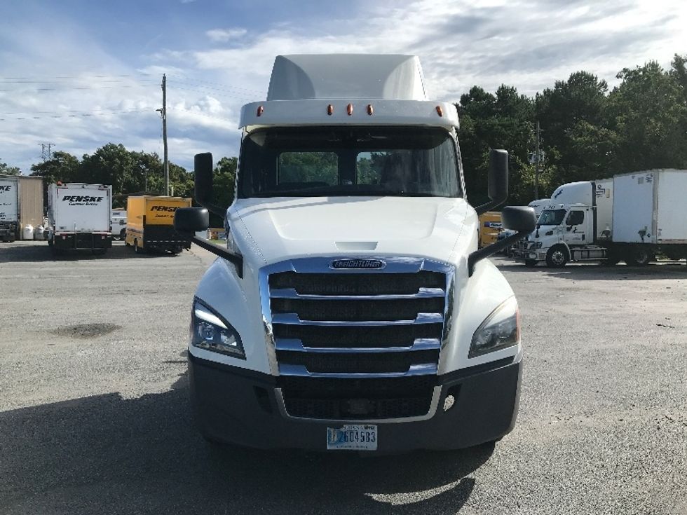 2018 Freightliner Cascadia 126" Day cab photo 2