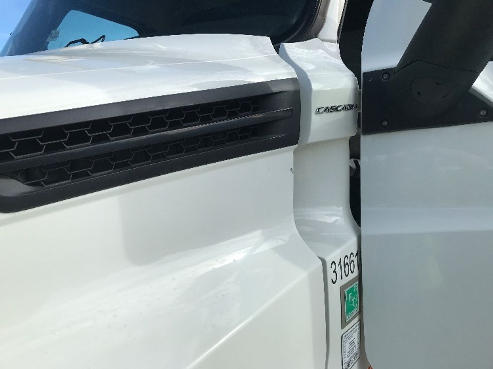 Day Cab Tractor-Heavy Duty Tractors-Freightliner-2018-T12664ST-Florence-SC-448,075\n\t\tmiles-$ 45,000 - Image 21