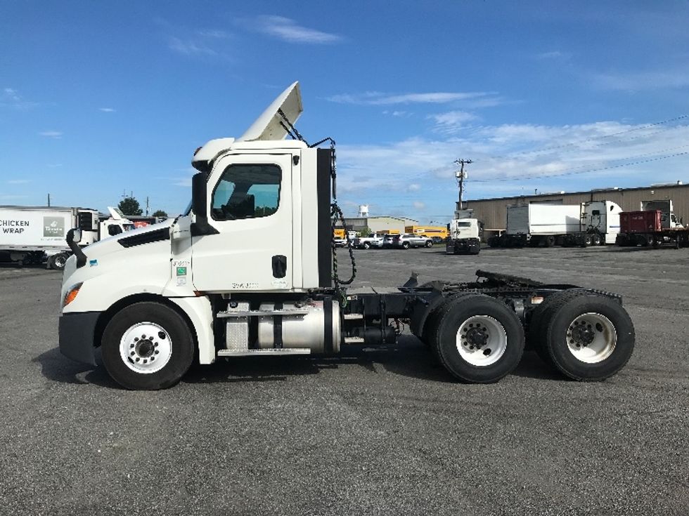 2018 Freightliner Cascadia 126" Day cab photo 4