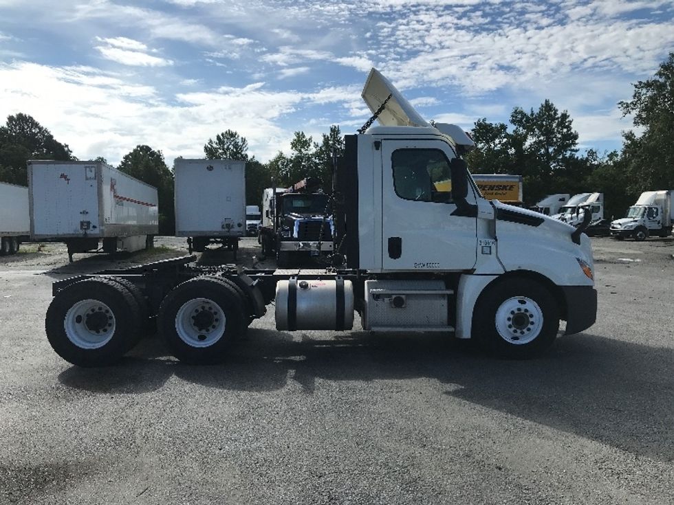 Day Cab Tractor-Heavy Duty Tractors-Freightliner-2018-T12664ST-Florence-SC-448,075\n\t\tmiles-$ 45,000 - Image 8