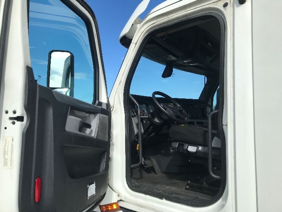 Day Cab Tractor-Heavy Duty Tractors-Freightliner-2018-T12664ST-Florence-SC-448,075\n\t\tmiles-$ 45,000 - Image 9