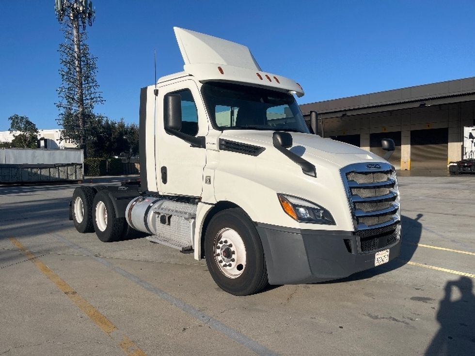 Day Cab Tractor-Heavy Duty Tractors-Freightliner-2018-T12664ST-Fontana-CA-302,661\n\t\tmiles-$ 45,750 - Image 1