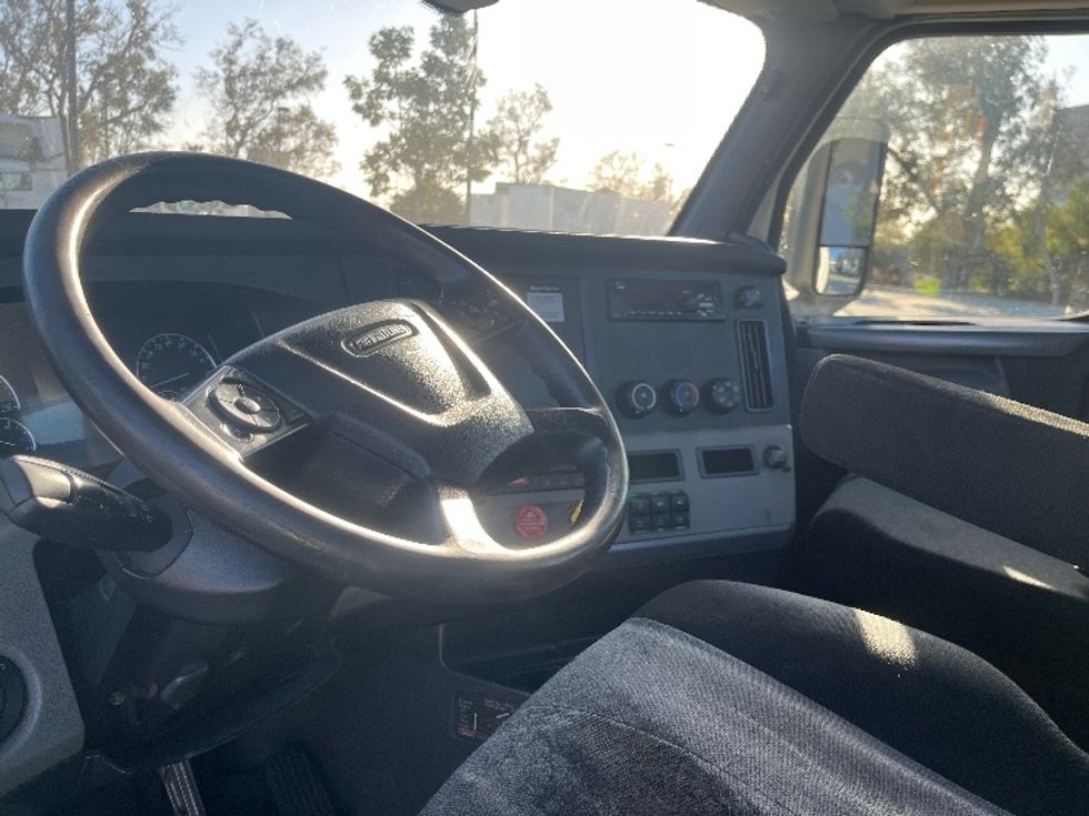 Day Cab Tractor-Heavy Duty Tractors-Freightliner-2018-T12664ST-Fontana-CA-302,661\n\t\tmiles-$ 45,750 - Image 10