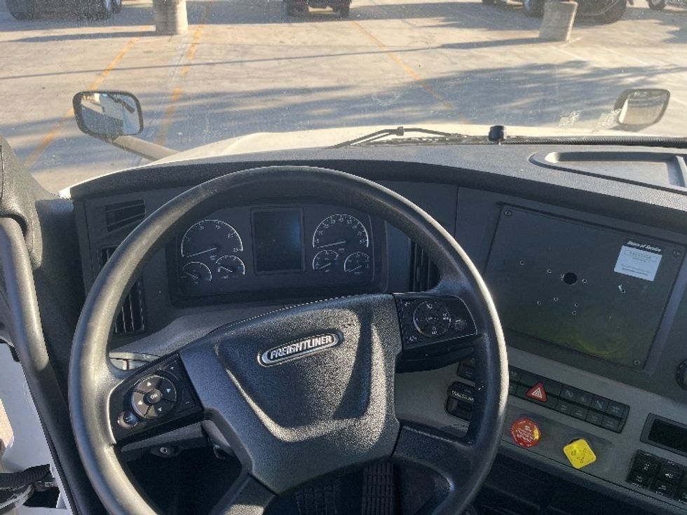 Day Cab Tractor-Heavy Duty Tractors-Freightliner-2018-T12664ST-Fontana-CA-302,661\n\t\tmiles-$ 45,750 - Image 11