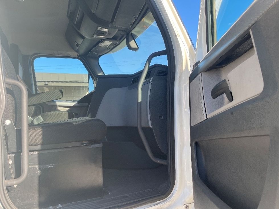 Day Cab Tractor-Heavy Duty Tractors-Freightliner-2018-T12664ST-Fontana-CA-302,661\n\t\tmiles-$ 45,750 - Image 12