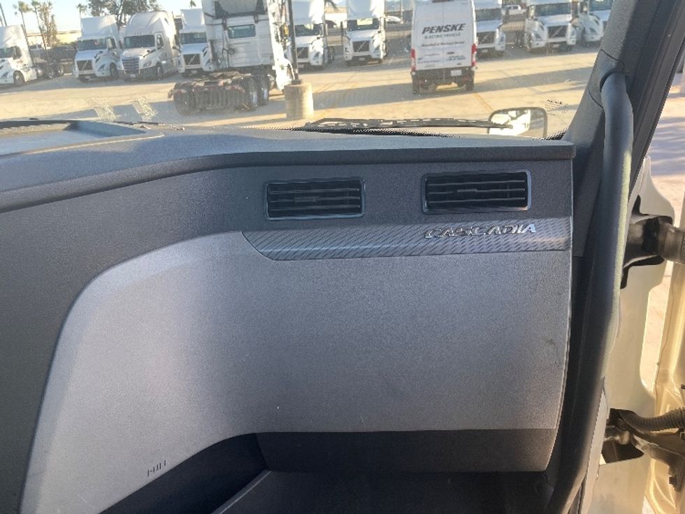 Day Cab Tractor-Heavy Duty Tractors-Freightliner-2018-T12664ST-Fontana-CA-302,661\n\t\tmiles-$ 45,750 - Image 13