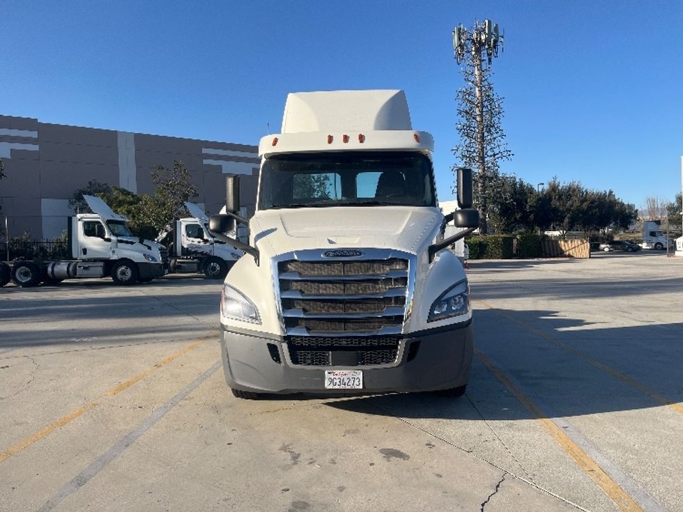 Day Cab Tractor-Heavy Duty Tractors-Freightliner-2018-T12664ST-Fontana-CA-302,661\n\t\tmiles-$ 45,750 - Image 2