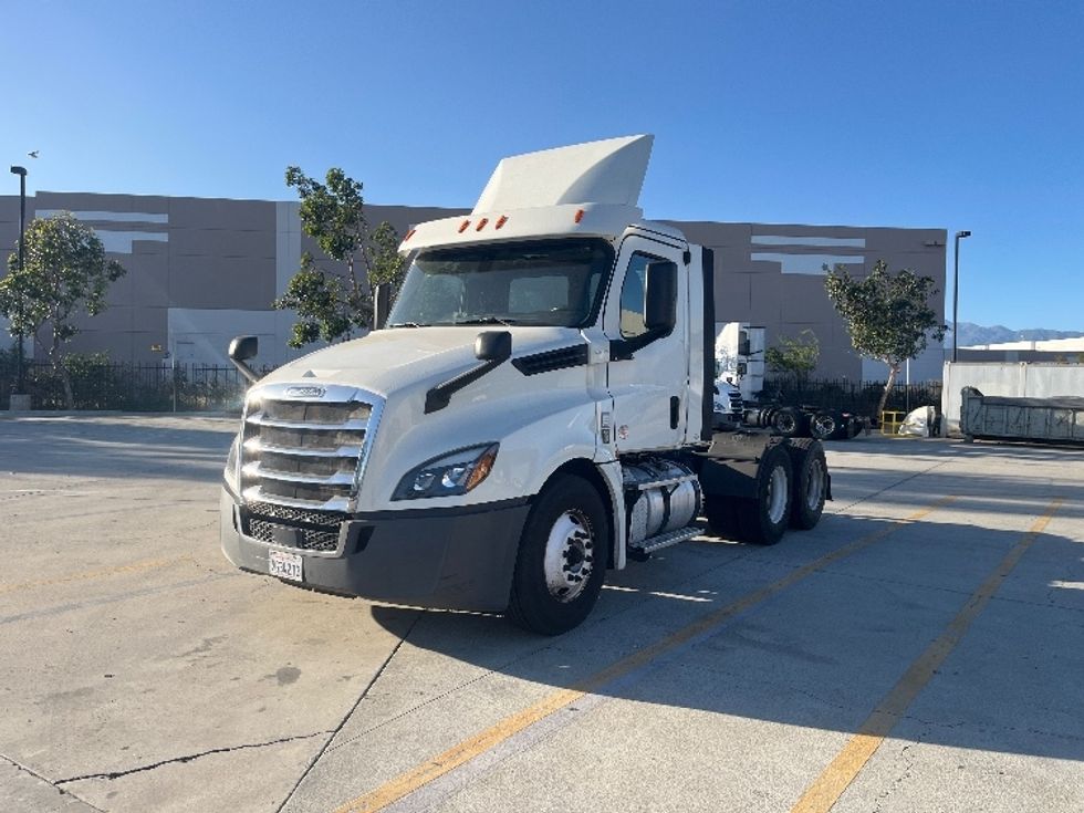 Day Cab Tractor-Heavy Duty Tractors-Freightliner-2018-T12664ST-Fontana-CA-302,661\n\t\tmiles-$ 45,750 - Image 3