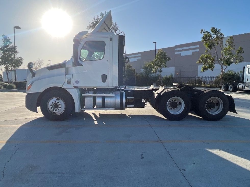 Day Cab Tractor-Heavy Duty Tractors-Freightliner-2018-T12664ST-Fontana-CA-302,661\n\t\tmiles-$ 45,750 - Image 4